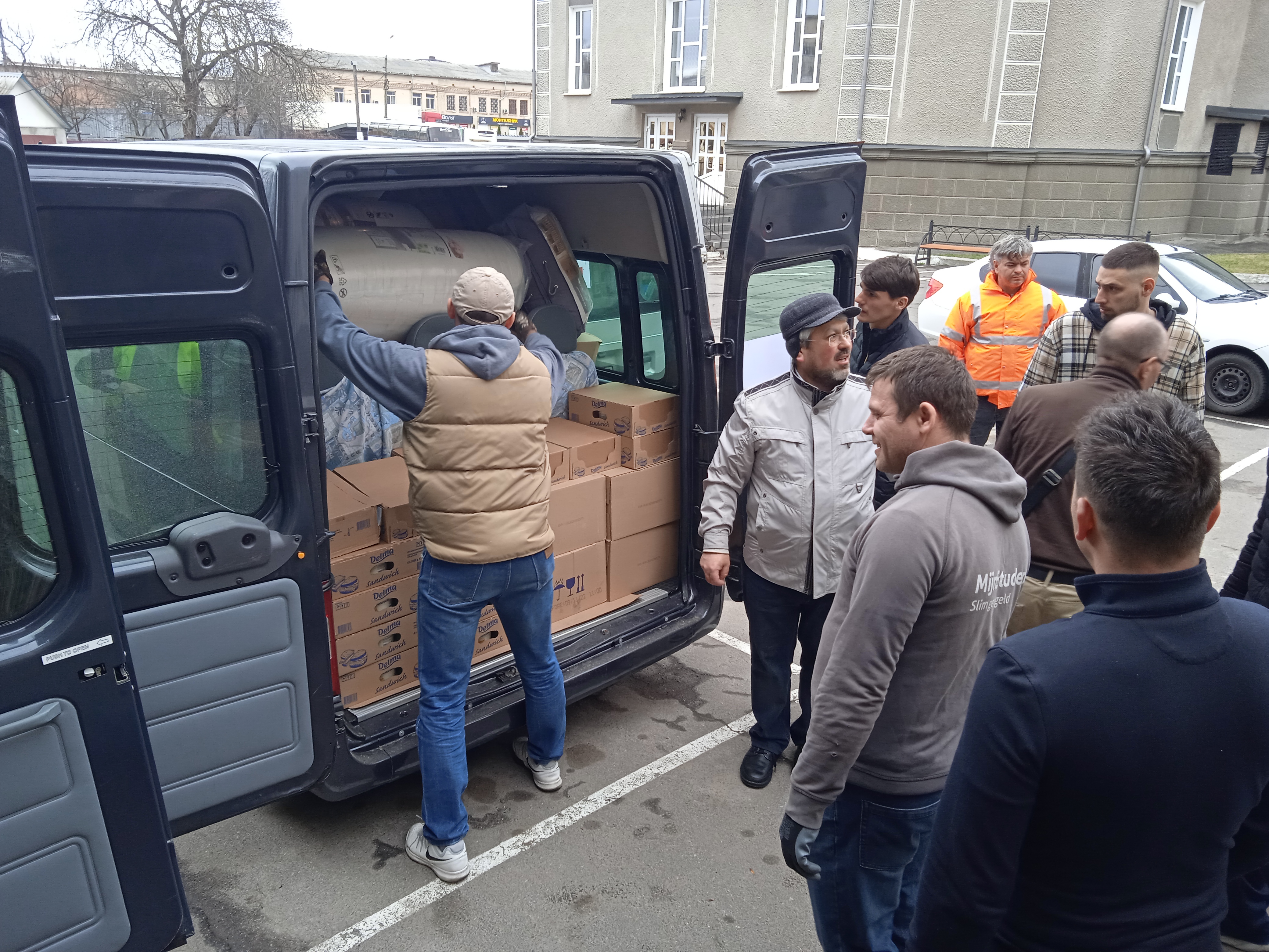Розвантаження допомоги від румунських братів
