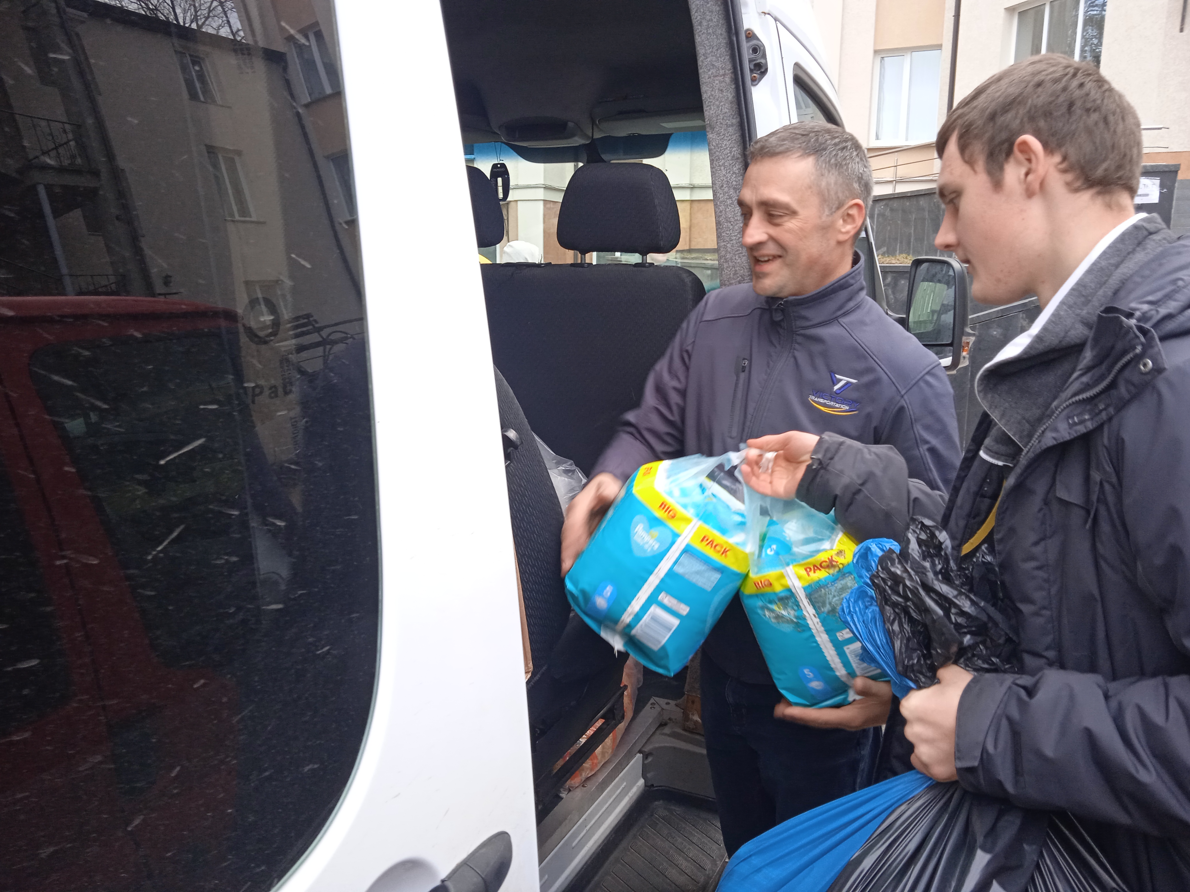 Передача допомоги біженцям