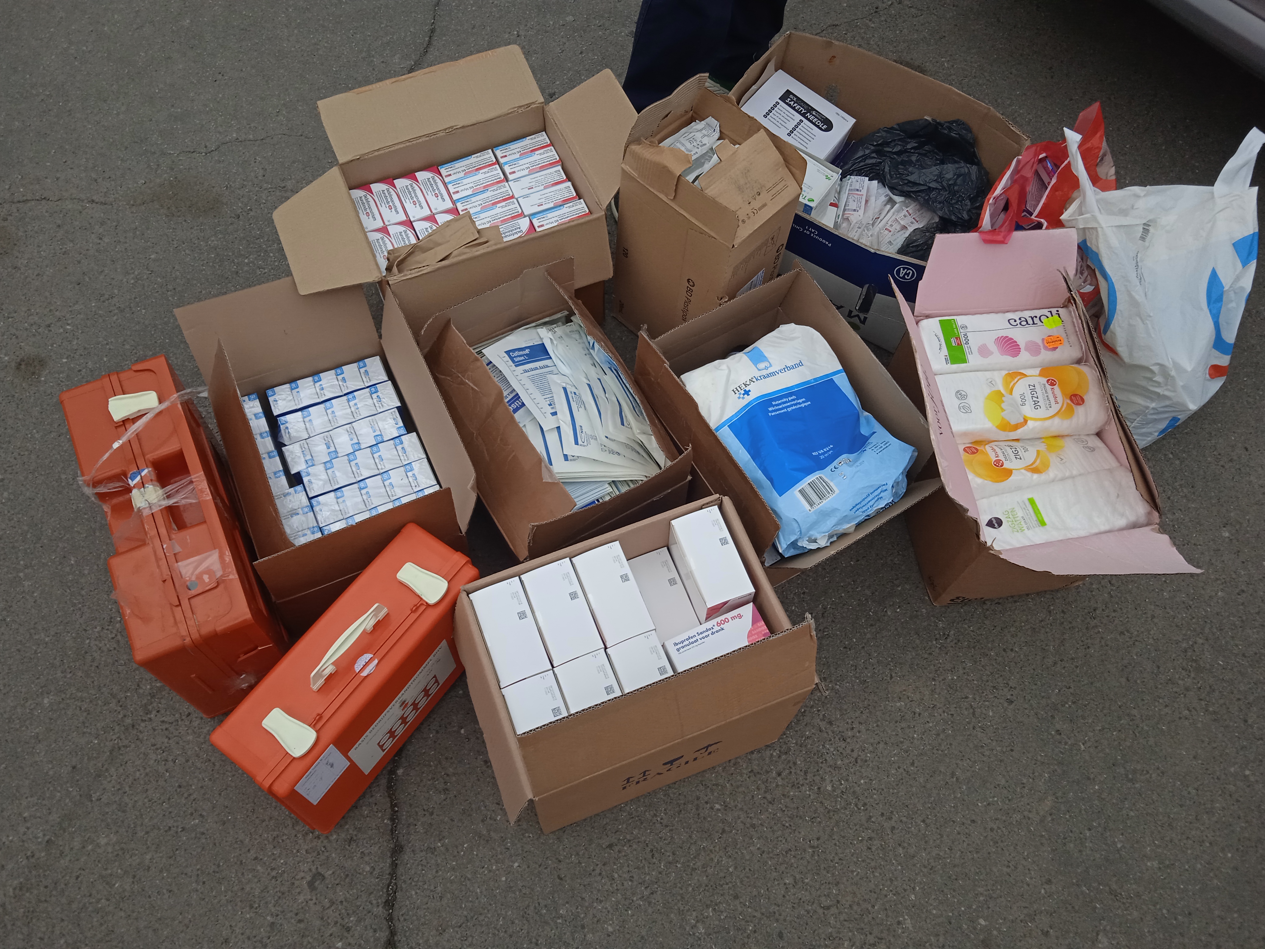 Передача допомоги військовим