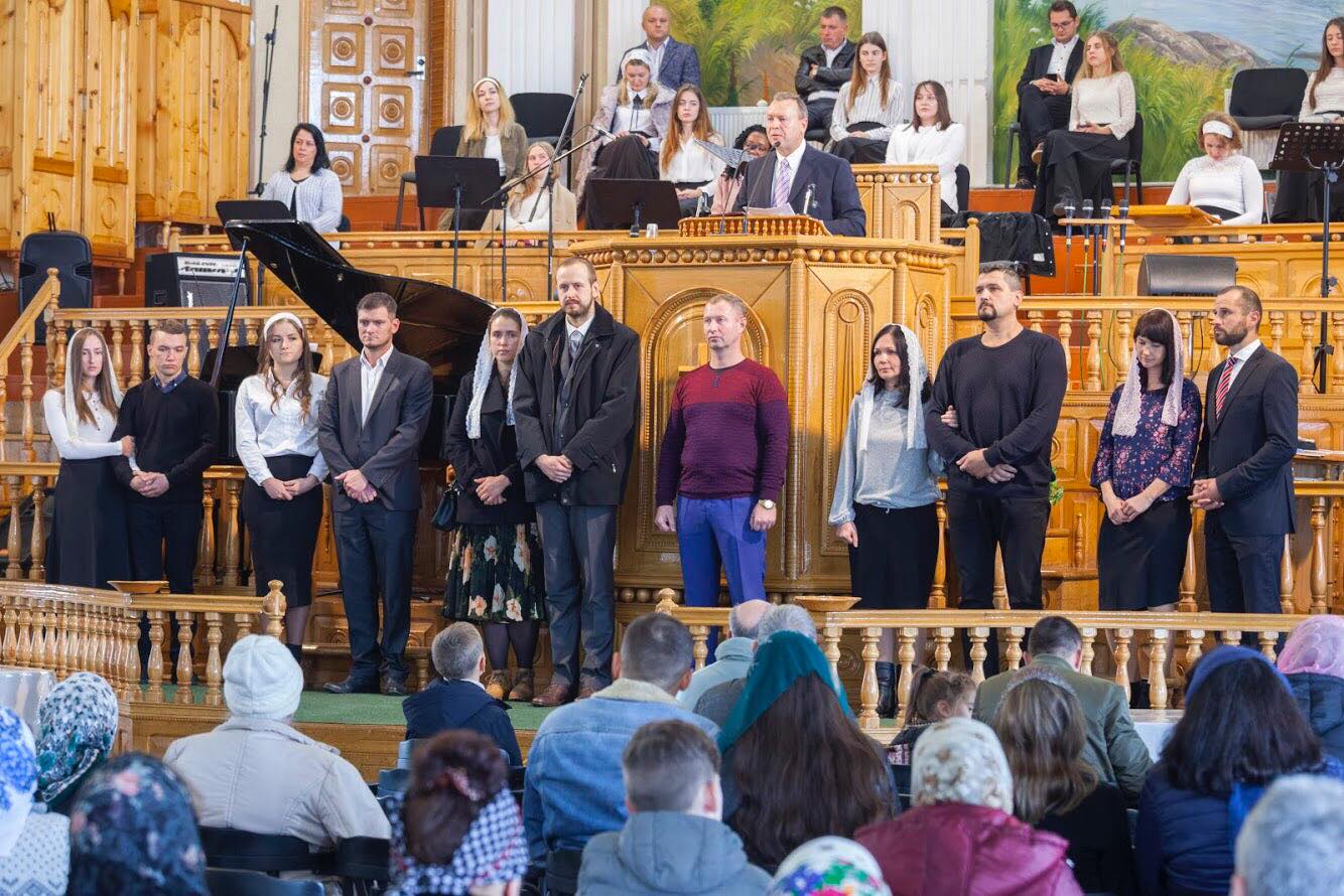 Рукопокладення служителів у центральній церкві.