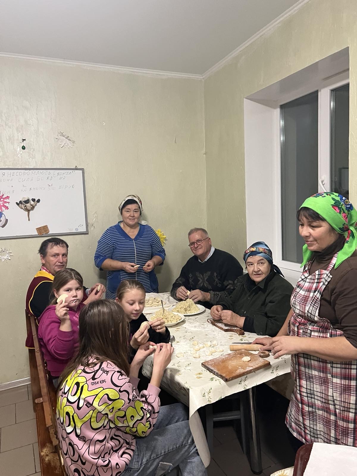 Любов до ближнього в дії: ліплення вареників заради Божої слави в Сутисках